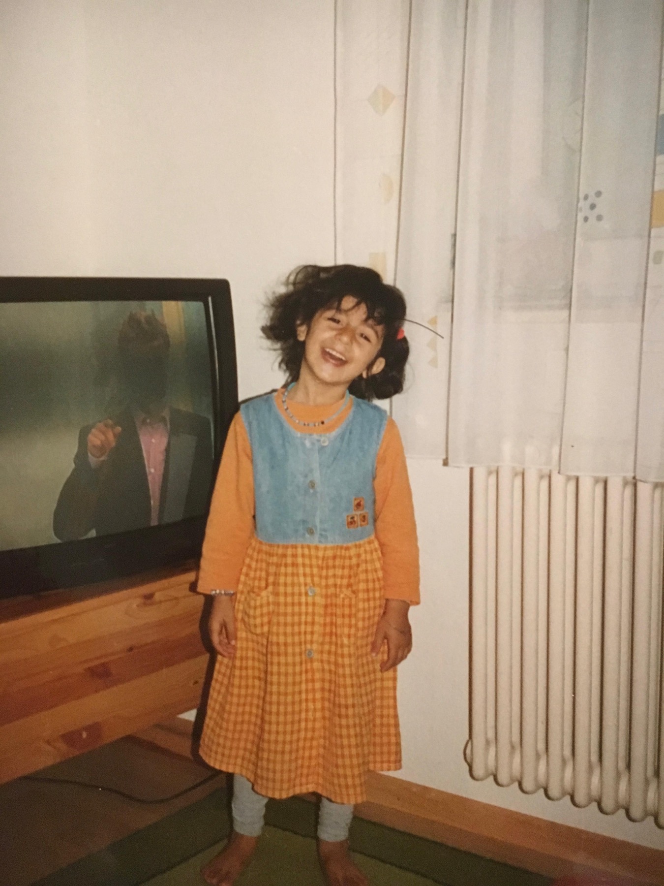 Kindheitsfoto neben einem Fernseher